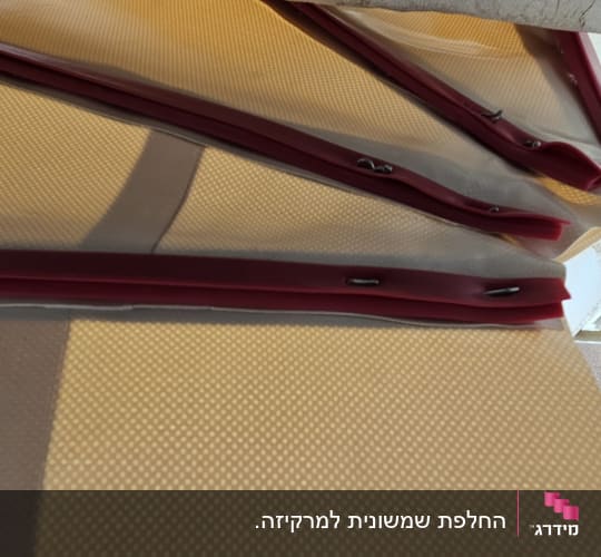 חלקי סוכך עם מסגרת אדומה
